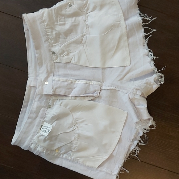 Shorts-White Distressed Jean Shorts NWOT - Picture 4 of 5